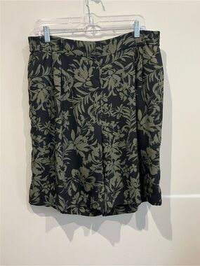 Chelsea28 Black Palm Pleated Pull On Floral Long Shorts